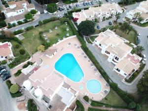 uma vista aérea de uma villa com piscina em Villa 36 - THE CHARM(E) OF PORCHES em Porches