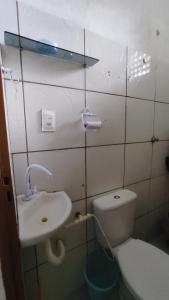 a small bathroom with a toilet and a sink at Casa ampla e agradável no Barramares, Luis Correia in Luis Correia