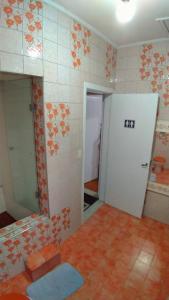 um quarto com uma casa de banho com um espelho e uma porta em Varandas da Paulista em São Paulo