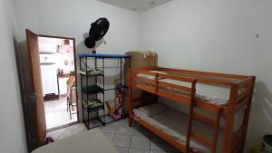 a room with two bunk beds in a room at Casa ampla e agradável no Barramares, Luis Correia in Luis Correia