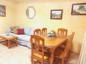 sala de estar con mesa y sofá en Peña Telera, en Panticosa