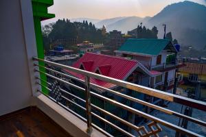 uma varanda com vista para a cidade em Lava Hotel Aashiyana em Lava