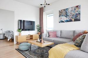 uma sala de estar com um sofá e uma televisão em Rauhallinen kolmio omalla saunalla Tampereen keskustassa em Tampere