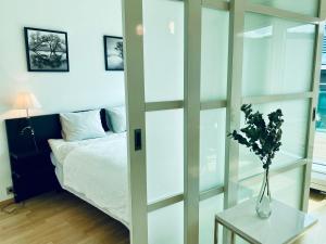 塔林City Heart Apartment with a Sunny Rooftop Terrace的一间房间,一张床铺和一张桌子上的花瓶