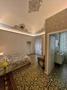 una camera con letto, lavandino e specchio di M.Mansion a San Giovanni Rotondo