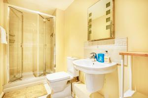 a bathroom with a toilet and a sink and a shower at Austin David Apartments - Hendon Pad in Hendon
