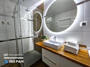 y baño con lavabo y espejo. en Family Mazowiecka Park - 365PAM en Kołobrzeg