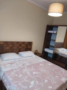 เตียงในห้องที่ Apartment in Batumi