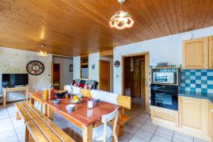 Kuchyňa alebo kuchynka v ubytovaní Appartement spacieux à Saint-Sorlin-d'Arves 87 m² vue montagne