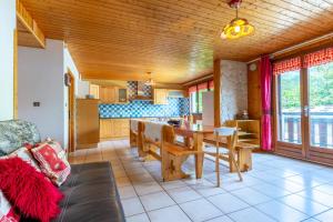 eine Küche und ein Esszimmer mit Holzdecke in der Unterkunft Appartement de 4 chambres a Saint Sorlin d'Arves a 100 m des pistes avec balcon et wifi in Saint-Sorlin-dʼArves