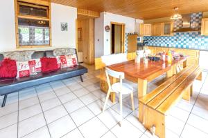 Kuchyňa alebo kuchynka v ubytovaní Appartement spacieux à Saint-Sorlin-d'Arves 87 m² vue montagne