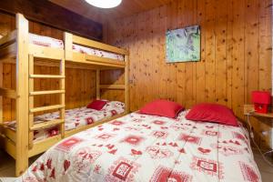 1 Schlafzimmer mit 2 Etagenbetten in einer Hütte in der Unterkunft Appartement de 4 chambres a Saint Sorlin d'Arves a 100 m des pistes avec balcon et wifi in Saint-Sorlin-dʼArves