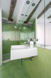 een badkamer met een witte wastafel en een douche bij IZARO BEST VIEW By Urdaibai Rentals in Bermeo