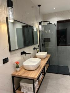 ein Bad mit 2 Waschbecken und einer Dusche in der Unterkunft Apartment St. Antonio in Rovinj