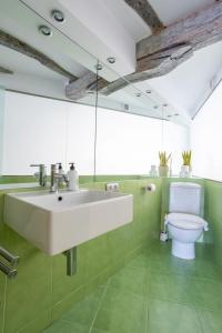 een badkamer met wastafel en toilet bij IZARO BEST VIEW By Urdaibai Rentals in Bermeo