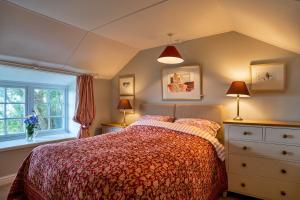 Säng eller sängar i ett rum på Finest Retreats - Lesceave Cottage