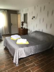 Llit o llits en una habitació de EI Domaine du Bouygues chambres d'hôtes