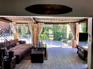 a living room with a couch and a table at Chalet La Ahumada - Piscina y golf in Tarifa