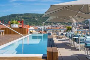 Nespecifikovaný výhled na hory nebo výhled na hory při pohledu z hotelu