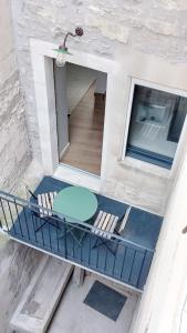 an overhead view of a table and chairs on a balcony at Dastro Logis in Saint-Rémy-de-Provence