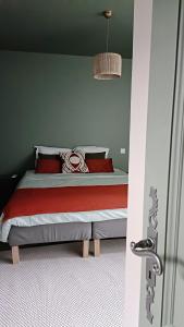 a bedroom with a bed with red pillows at Dastro Logis in Saint-Rémy-de-Provence