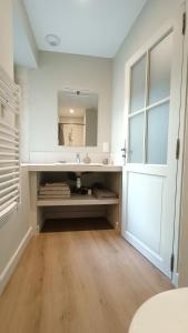 a bathroom with a sink and a mirror at Dastro Logis in Saint-Rémy-de-Provence