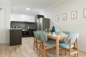 een keuken en eetkamer met een tafel en stoelen bij Bright Trendy 2bdrm Apt - Walk to River & Shops in Perth