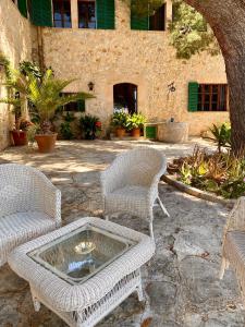 patio z 2 krzesłami, stołem i kanapą w obiekcie Asis de Marratxinet Turismo de Interior w mieście Marratxí 
