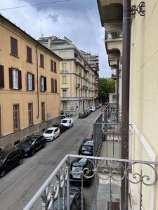 - une vue sur une rue de la ville avec des voitures garées dans l'établissement Margarita Apartment Porta Susa Torino, à Turin