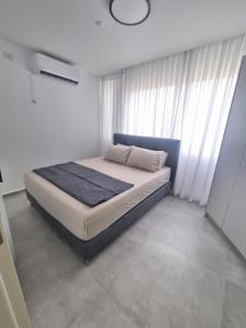 Postel nebo postele na pokoji v ubytování חוויה בכיכר
