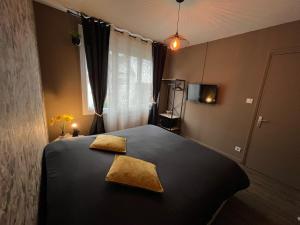 - une chambre avec un lit et 2 oreillers dans l'établissement Maison des Sens, à Saint-Omer