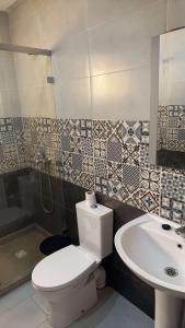 y baño con aseo y lavamanos. en Appartement de Lux Hay Al MATAR en Nador