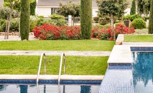 Basen w obiekcie Elegante apartamento en Jardines de Montesolana lub w pobliżu