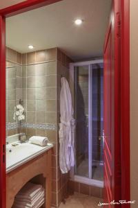 een badkamer met een wastafel en een glazen douche bij travelski home premium - Résidence Les Alpages de Val Cenis 4 in Les Champs