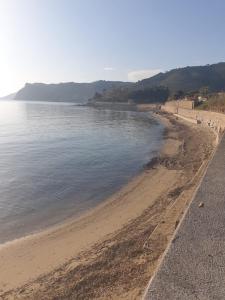 una playa con un grupo de personas en la orilla en Appartamento a pochi minuti da Acciaroli sul mare, en Agnone