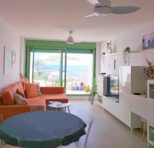 uma sala de estar com um sofá e uma mesa em Sea View - Ultra Modern - Roof Terrace- Front Line em Mojácar