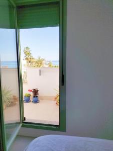 um quarto com uma janela com vista para o oceano em Sea View - Ultra Modern - Roof Terrace- Front Line em Mojácar