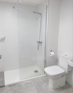 uma casa de banho branca com um chuveiro e um WC. em Sea View - Ultra Modern - Roof Terrace- Front Line em Mojácar