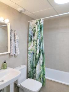 uma casa de banho com um WC, um lavatório e uma cortina de chuveiro em Sea View - Ultra Modern - Roof Terrace- Front Line em Mojácar