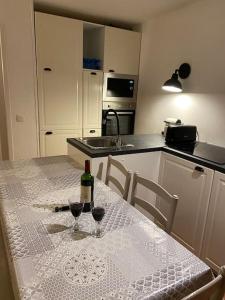 Kuchnia lub aneks kuchenny w obiekcie Maison NAUCALA proche de la piscine