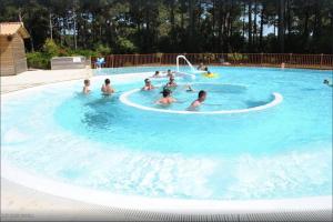 Basen w obiekcie Maison NAUCALA proche de la piscine lub w pobliżu