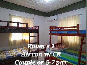 Tempat tidur susun dalam kamar di Sales-Marzan Pension House Rental