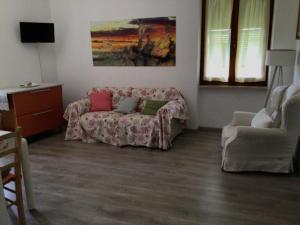 uma sala de estar com um sofá e duas cadeiras em Ca' Mari em Ameglia