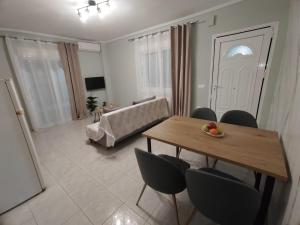 Μια τηλεόραση ή/και κέντρο ψυχαγωγίας στο Apartment Georgos, ( kallithea Halkidiki )