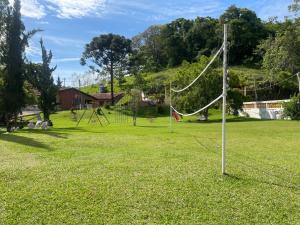 a park with a net in the grass at Fascinação Café Hotel in Cunha