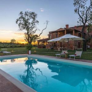 a large swimming pool in front of a house at Dimora del Grillo in Montepulciano