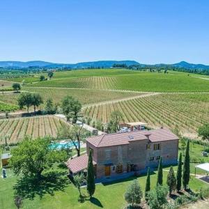 eine Luftansicht eines Hauses in der Mitte eines Feldes in der Unterkunft Dimora del Grillo in Montepulciano