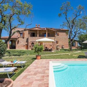 ein Haus mit einem Pool vor einem Haus in der Unterkunft Dimora del Grillo in Montepulciano