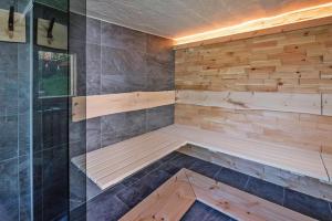 eine Sauna mit einer Holzbank und einer Dusche in der Unterkunft holiday home, Fügen in Fügen