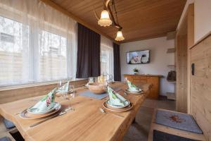 ein Esszimmer mit einem Holztisch mit Weingläsern in der Unterkunft holiday home, Fügen in Fügen